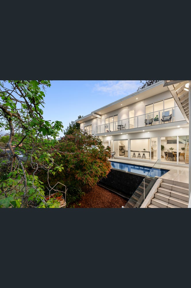 12 Cradley Avenue, Kew