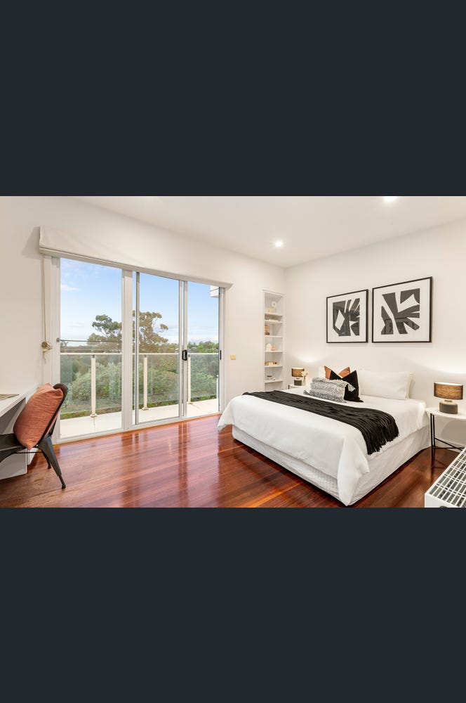 12 Cradley Avenue, Kew