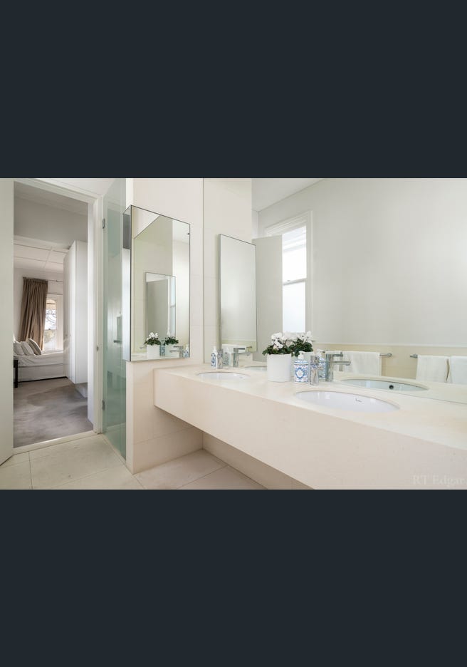 20 Mathoura Road, Toorak