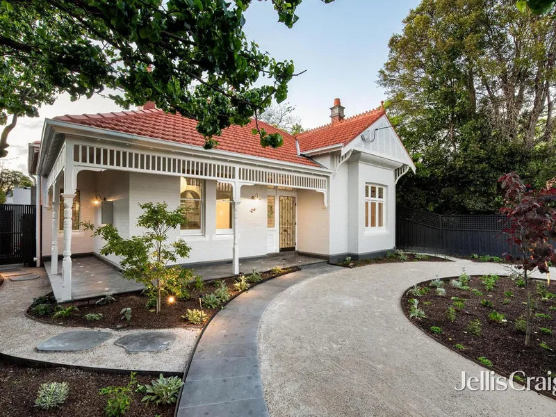 24 Glendearg Grove, Malvern