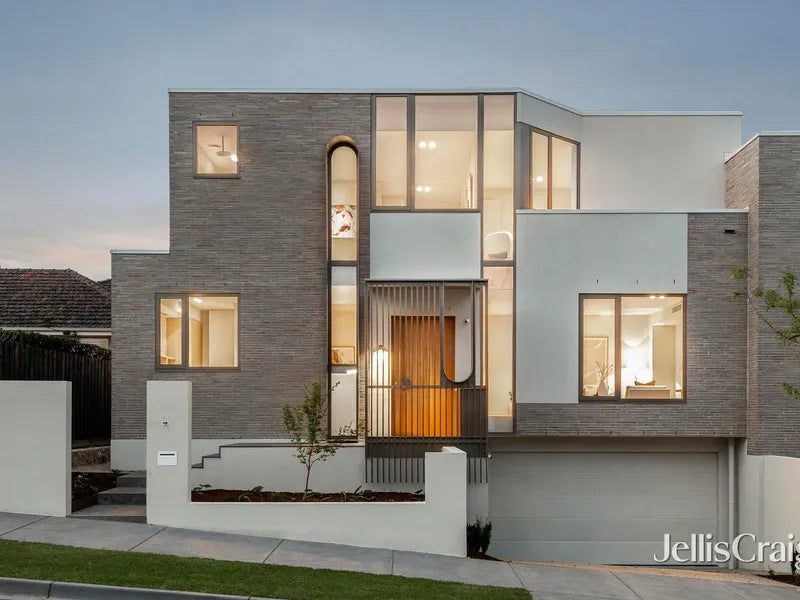 37 Stoke Avenue, Kew