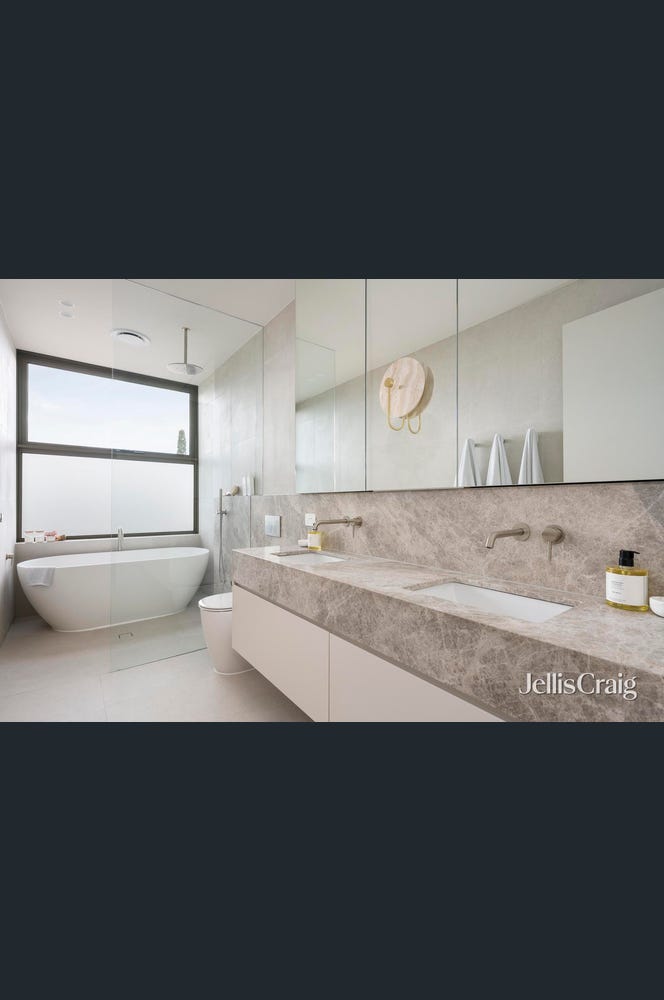 37 Stoke Avenue, Kew