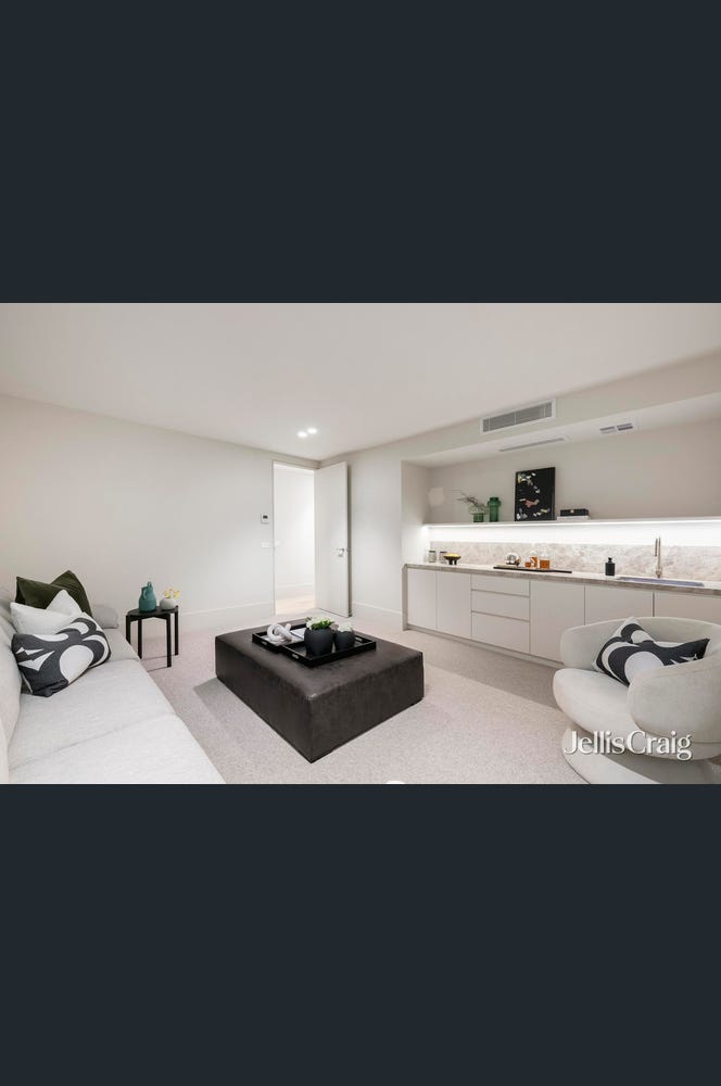 37 Stoke Avenue, Kew