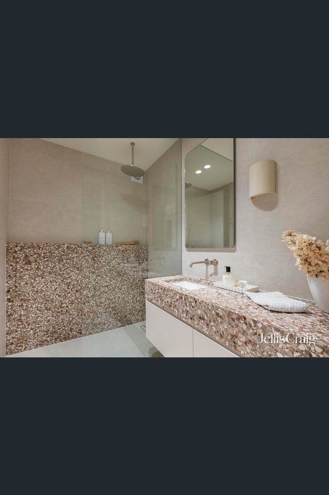 37 Stoke Avenue, Kew