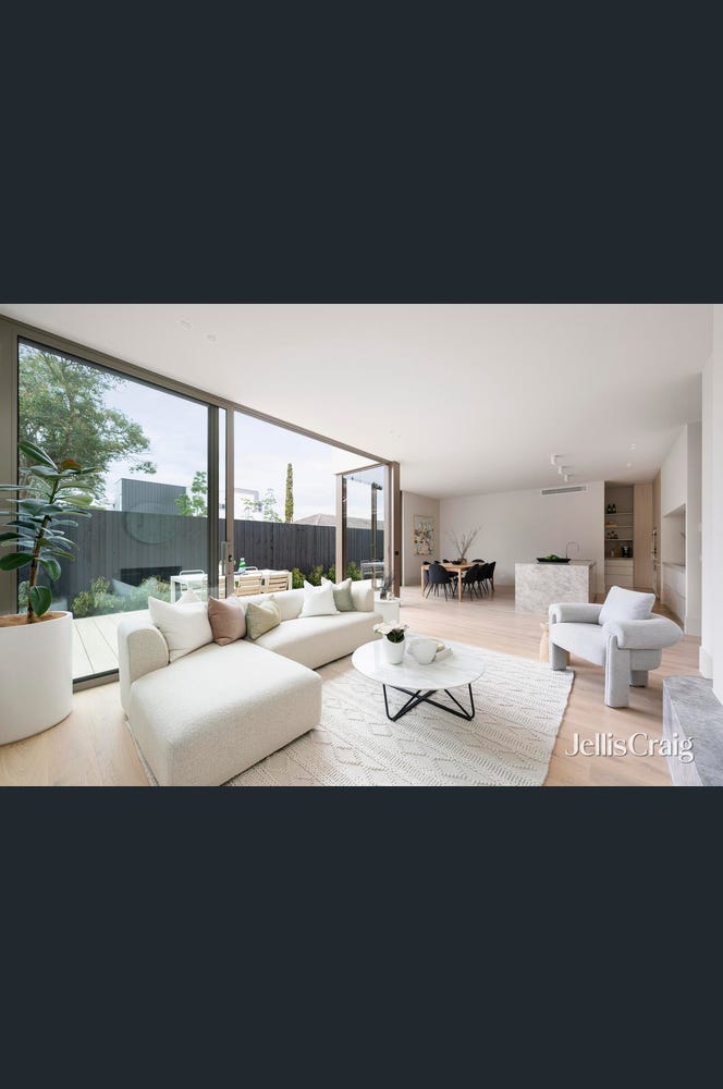 37 Stoke Avenue, Kew