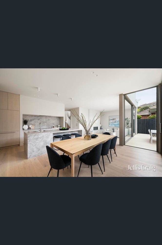 37 Stoke Avenue, Kew