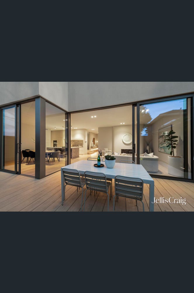 37 Stoke Avenue, Kew