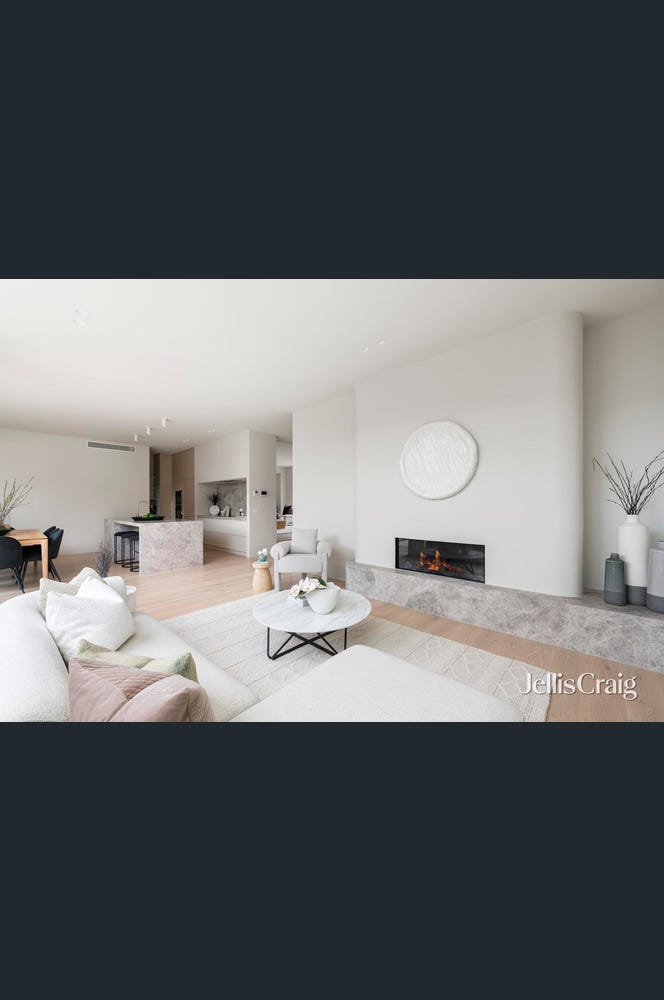 37 Stoke Avenue, Kew