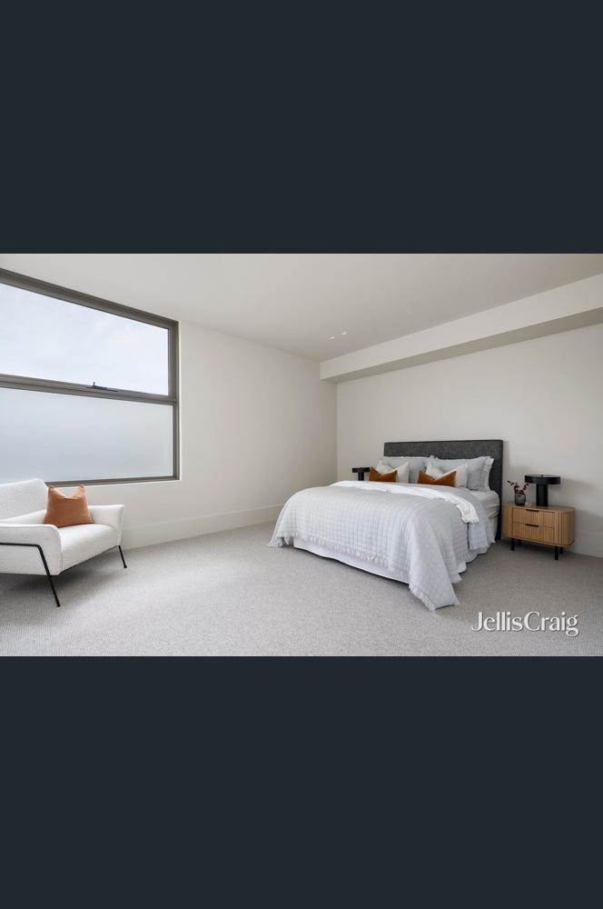 37 Stoke Avenue, Kew