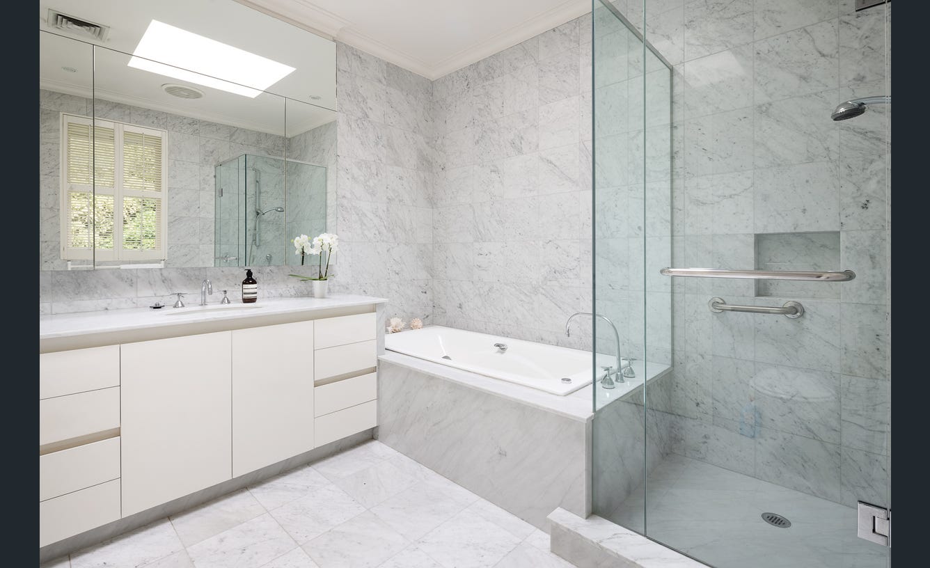 6 Blackfriars Close, Toorak