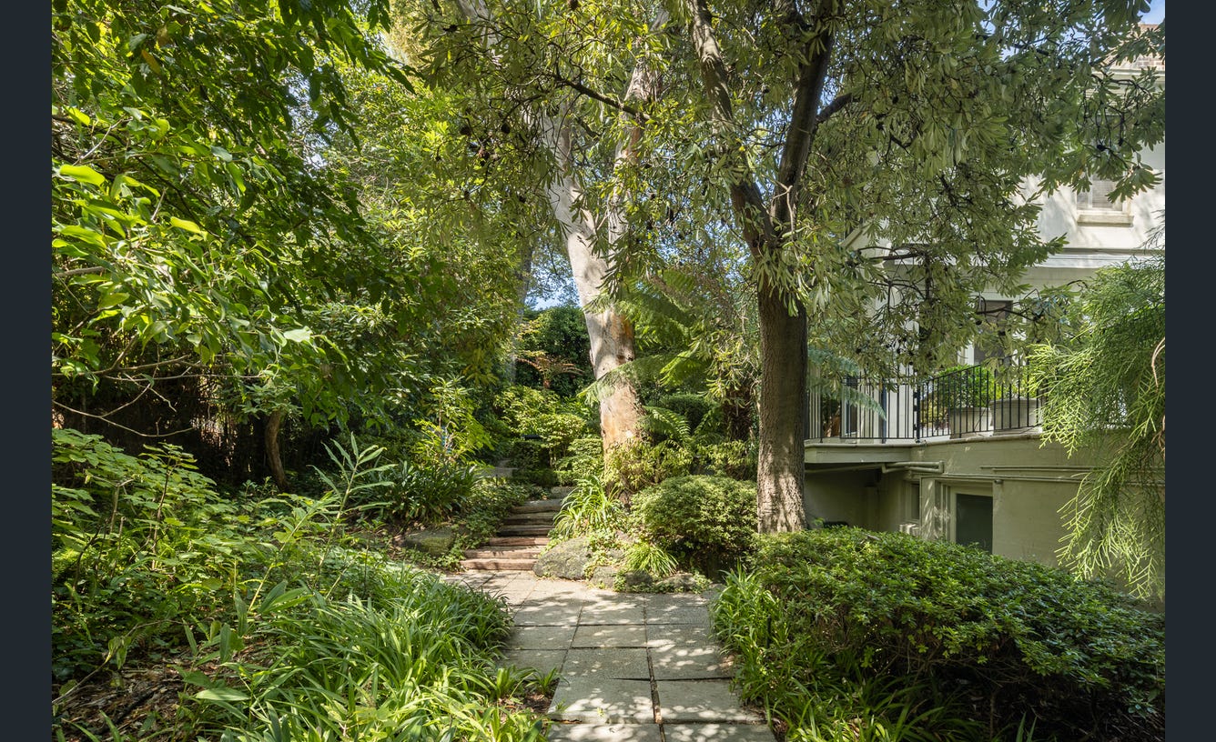 6 Blackfriars Close, Toorak