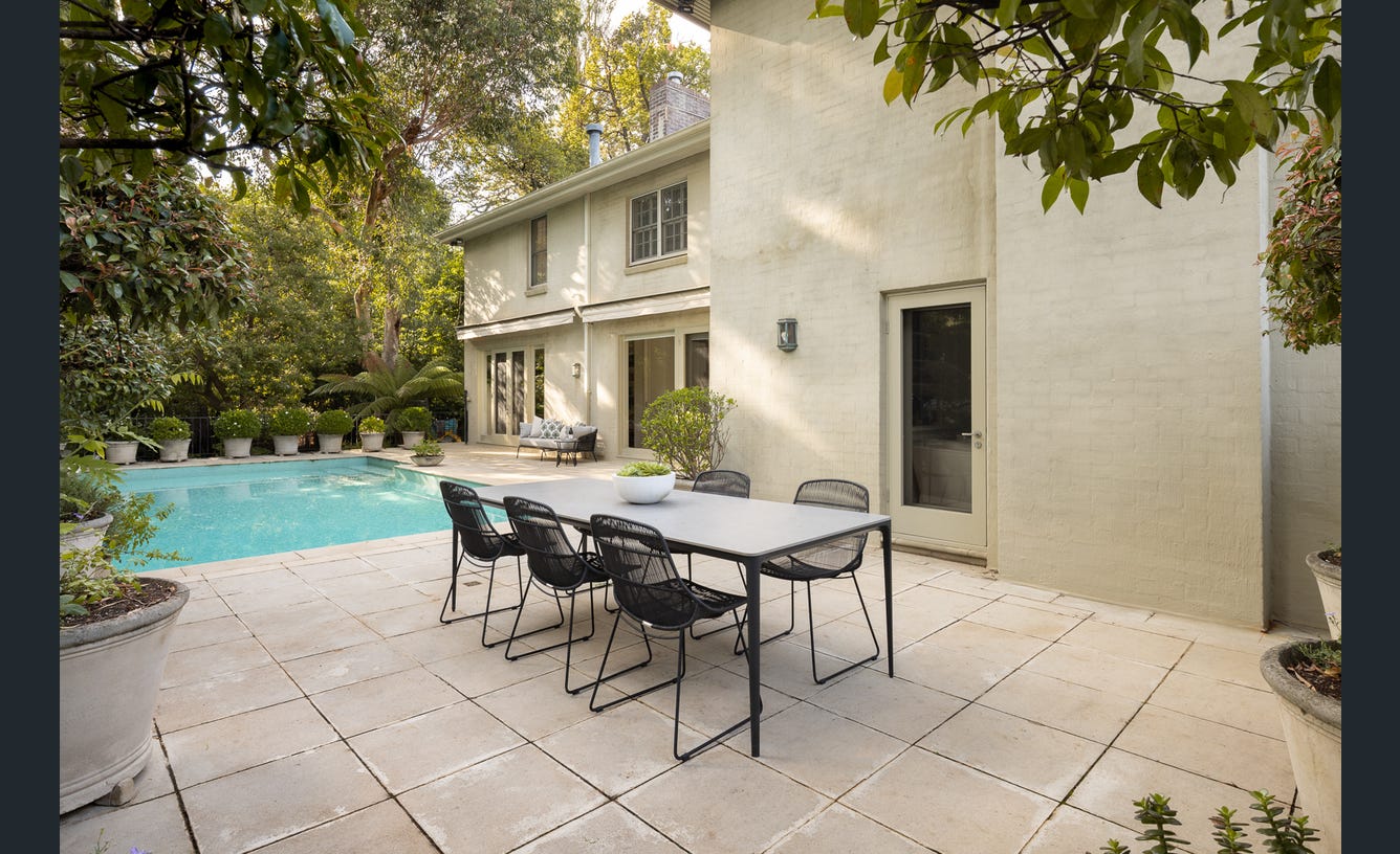 6 Blackfriars Close, Toorak