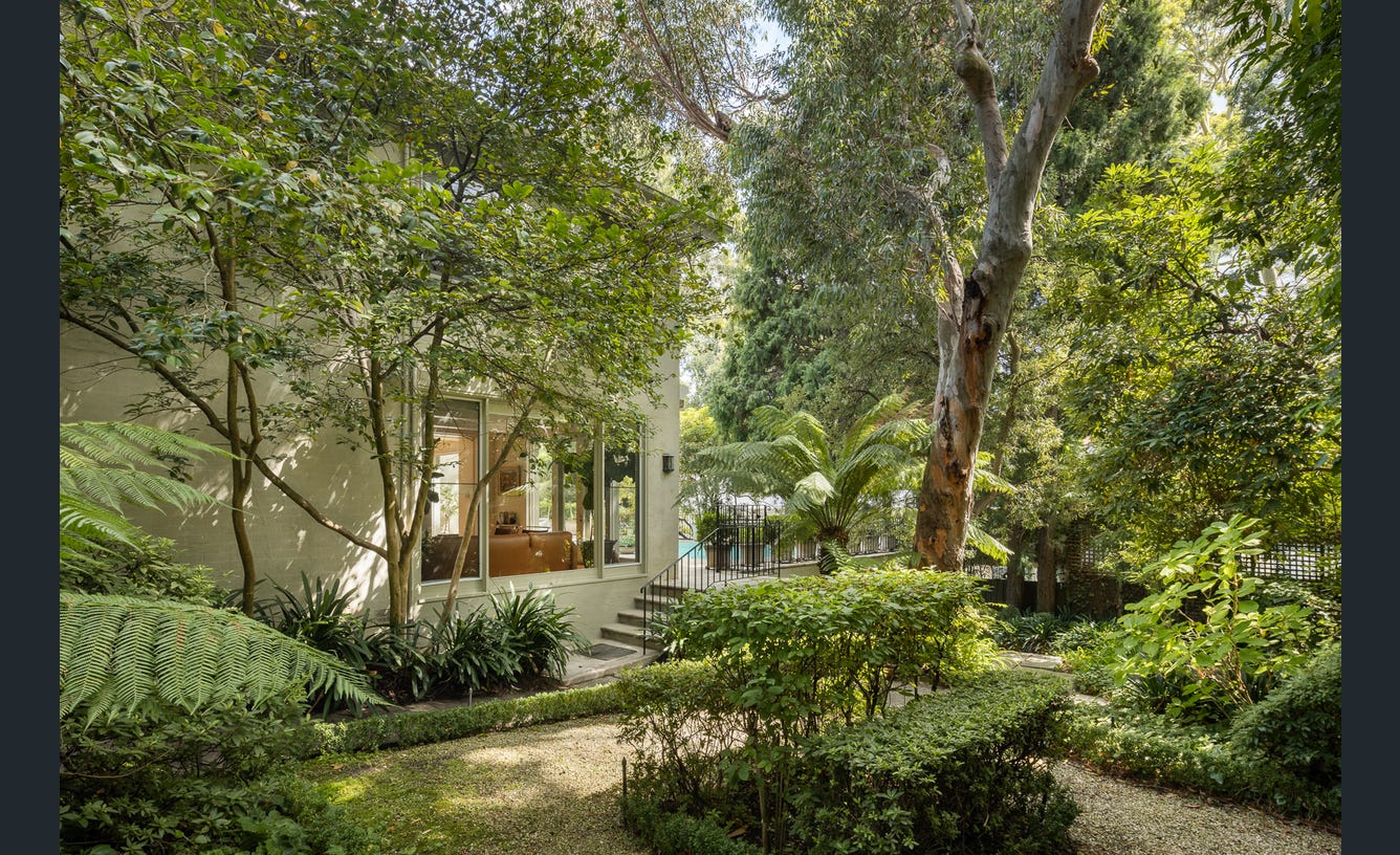 6 Blackfriars Close, Toorak