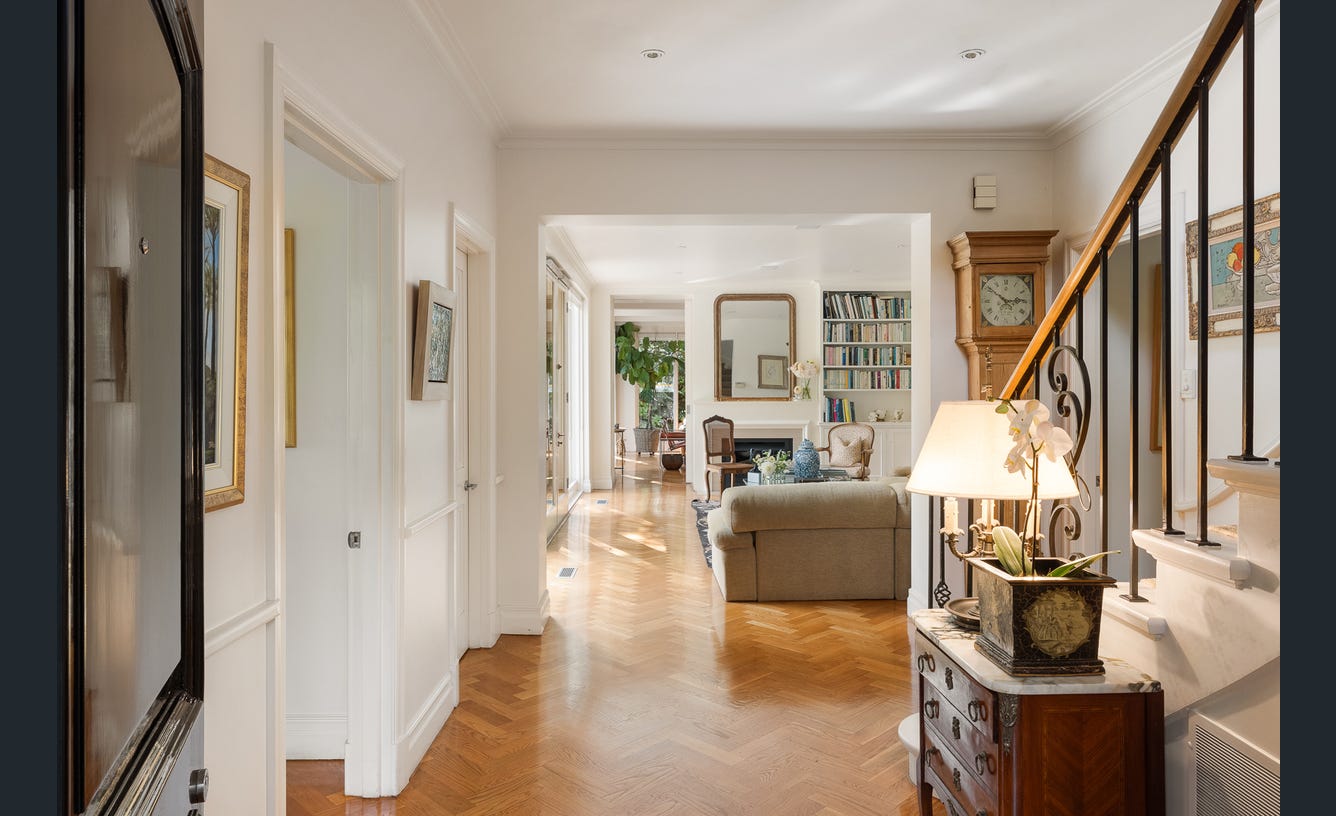 6 Blackfriars Close, Toorak