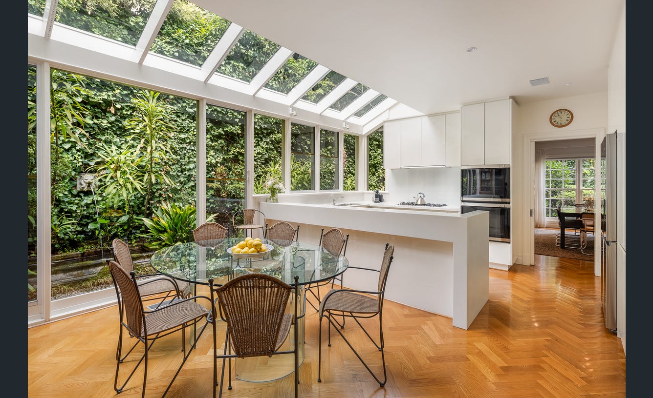 6 Blackfriars Close, Toorak