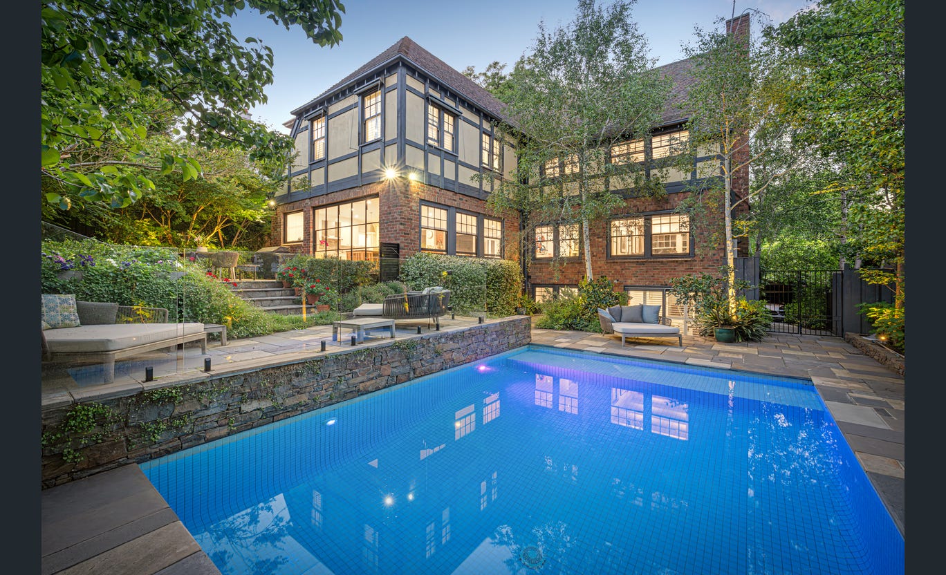 8 Evans Court, Toorak