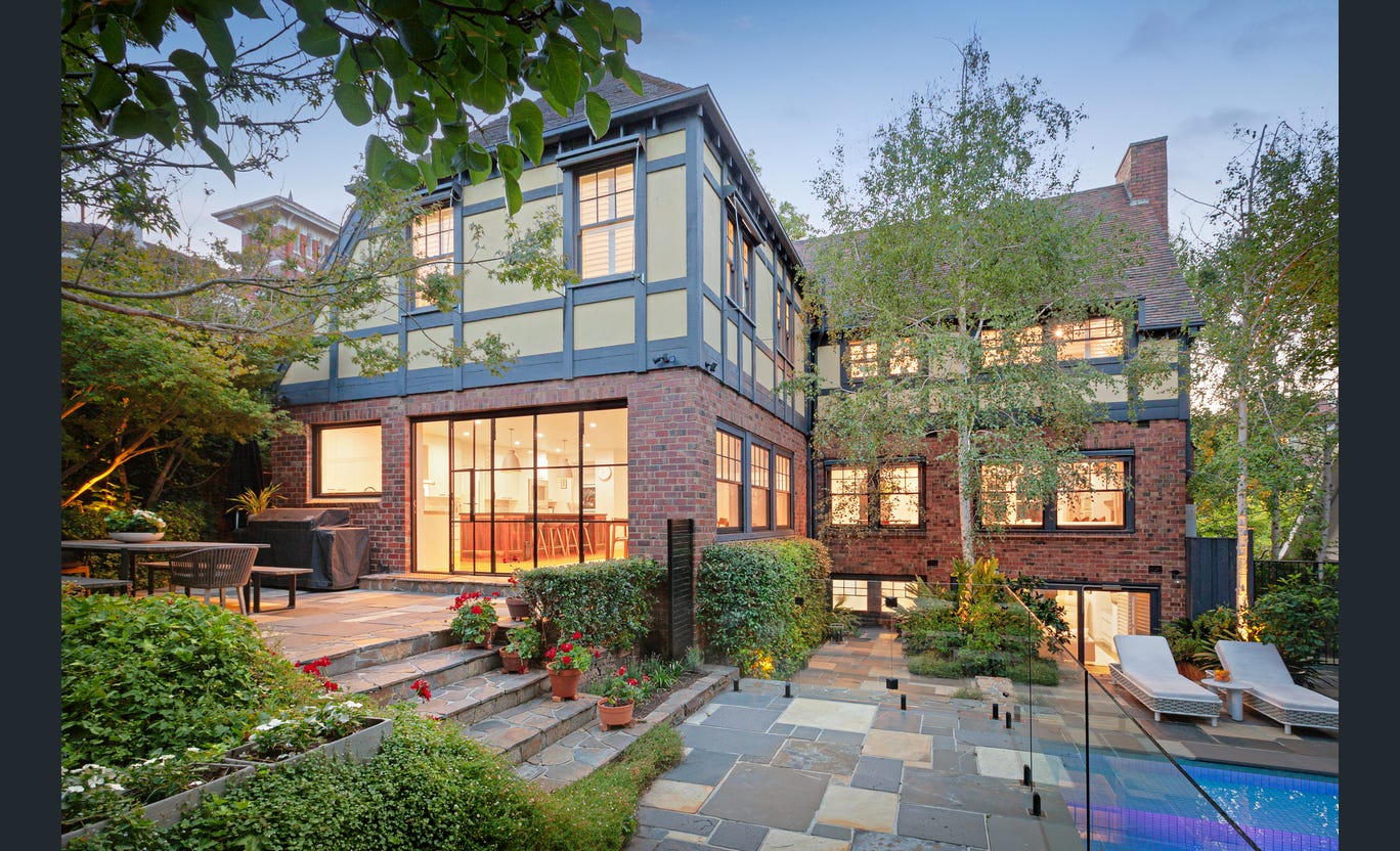 8 Evans Court, Toorak