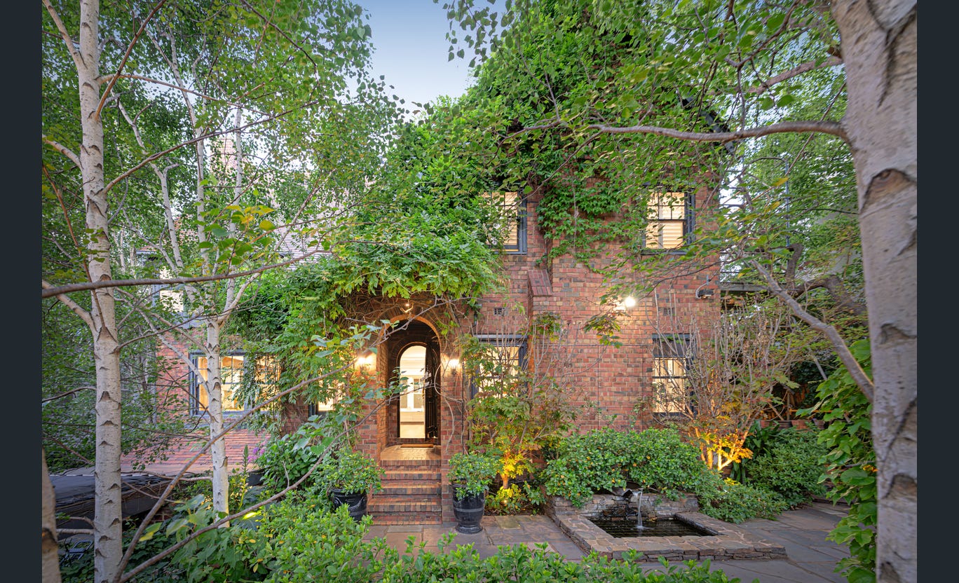 8 Evans Court, Toorak