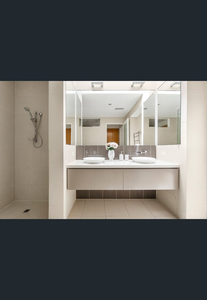 8 Warra Street, Toorak