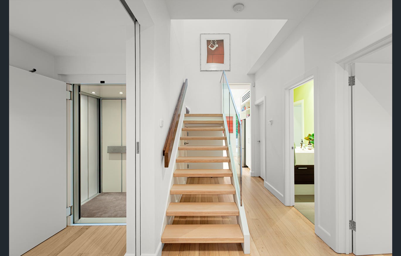8 Woorigoleen Road, Toorak